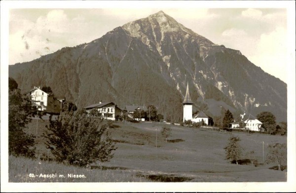 Aeschi mit Niesen (2362 m) Vorderseite