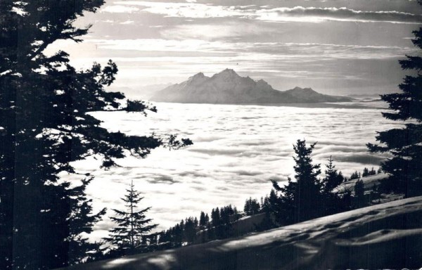 Blick vom Rigi auf Nebelmeer und Pilatus Vorderseite