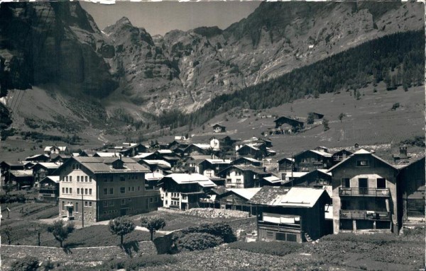 Leukerbad, Dorfpartie mit Schulhaus und Gemmipass Vorderseite