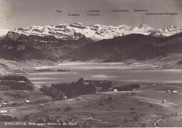 Etzel-Kulm (1102 M). Blick gegen Sihlsee und die Alpen (Tödi, Drusberg, Clariden, Forstberg, Kammilstock, Schächenthaler - Windgälle) Vorderseite