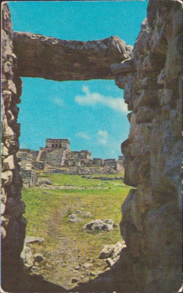 Entrada por la muralla a las ruinas Mayas de Tulum