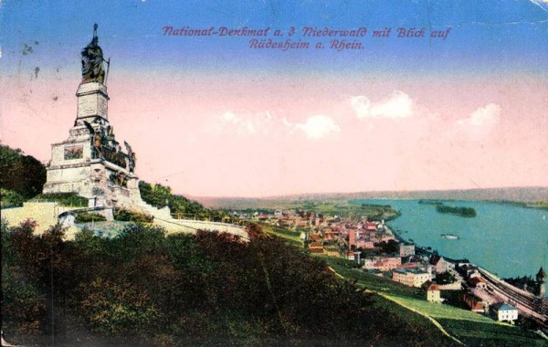 National-Denkmal Niederwald mit Blick auf Rüdesheim am Rhein Vorderseite