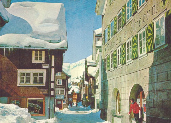 Andermatt Dorfansicht mit Rathaus