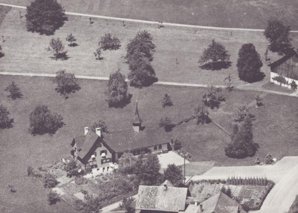 Kath. St. Antoniuskirchlein Hirzel ZH  -  Flugaufnahmen Vorderseite