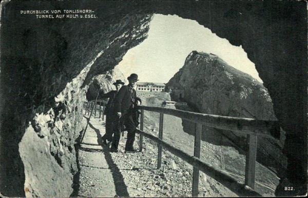 Durchblick vom Tomlishorn-Tunnel auf Kulm und Esel Vorderseite