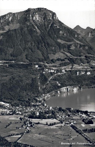 Brunnen mit Frohnalpstock Vorderseite