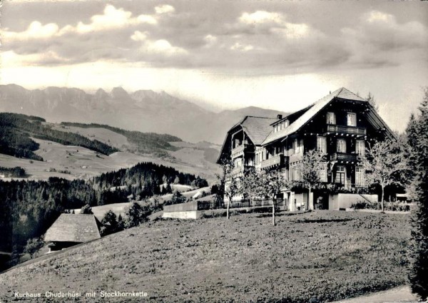 Kurhaus Chuderhüsi mit Stockhornkette Vorderseite