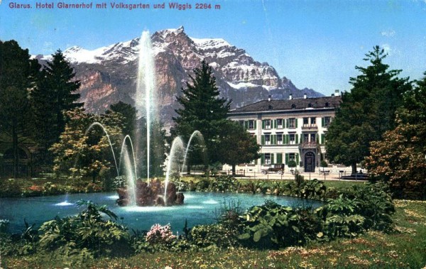 Glarus, Hotel mit Volksgarten und Wiggis 2284 m. Vorderseite