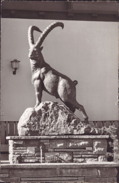 Adelboden, Dorfbrunnen mit Steinbockfigur