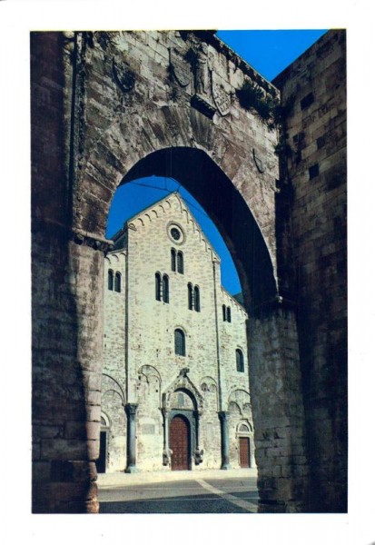 Bari, Basilika des Hl. Nikolaus. Die Fassade vom Torbogen der Anjou aus gesehen Vorderseite