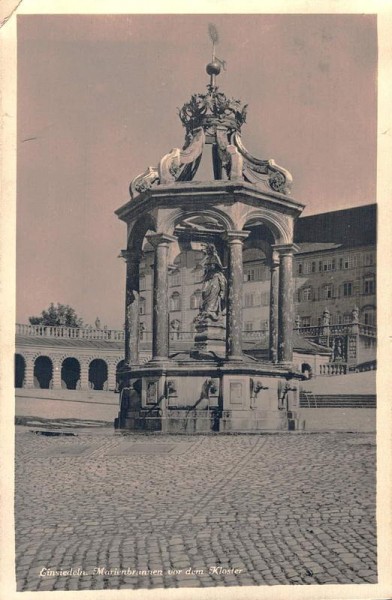 Einsiedeln. Mariabrunnen vor dem Kloster  Vorderseite