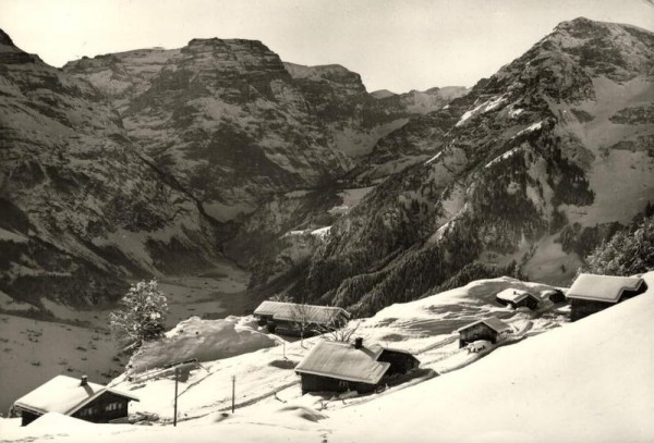 Bergwirtschaft Nussbuel bei Braunwald mit Selbsanft, Bifertenstock, Piz Urlaun und Kammerstock Vorderseite