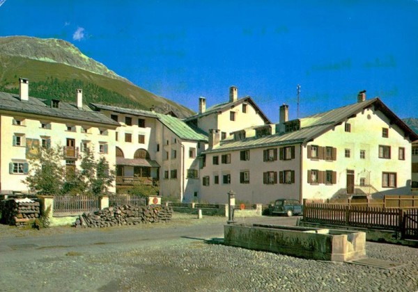 Dorfpartie aus Celerina mit Piz Padella Vorderseite