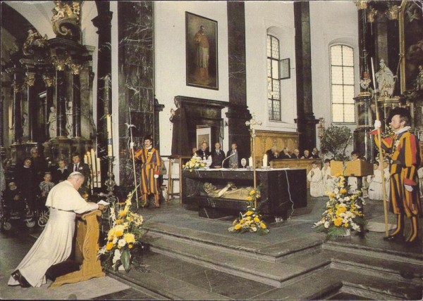 Papst Johannes Paul II 1984 in der Pfarrkirche Sachseln Vorderseite