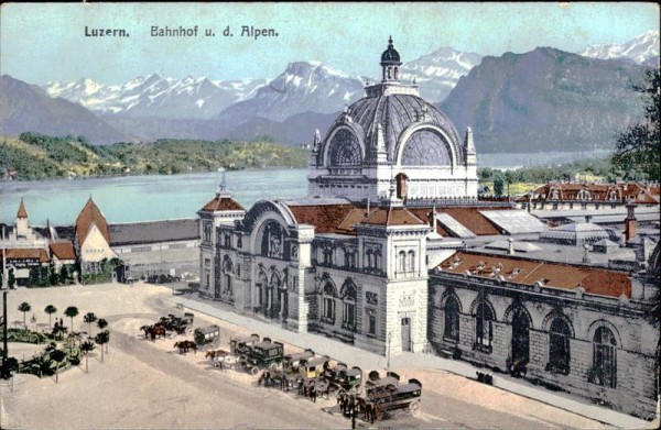 Luzern. Bahnhof und die Alpen Vorderseite