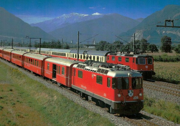 Intercity Rätia und Regionalzug der Rhätischen Bahn bei Zizers Vorderseite