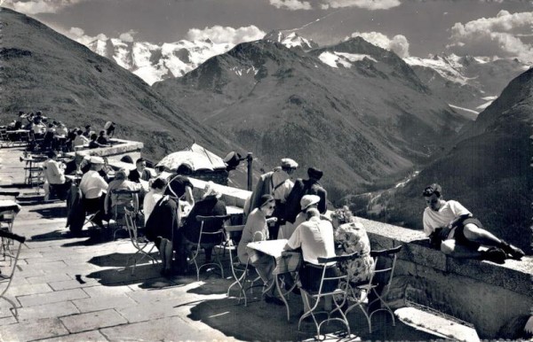 Hotel Muottas-Kulm mit Piz Palü und Bellavista Vorderseite