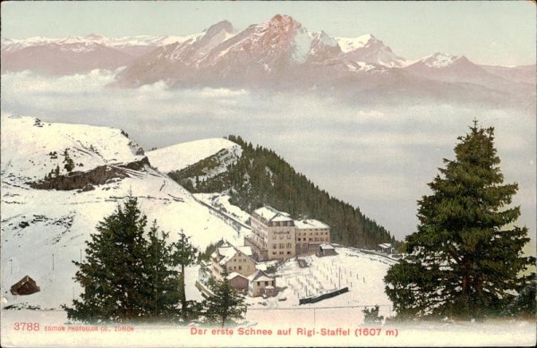 Der erste Schnee auf Rigi-Staffel (1607 m) Vorderseite