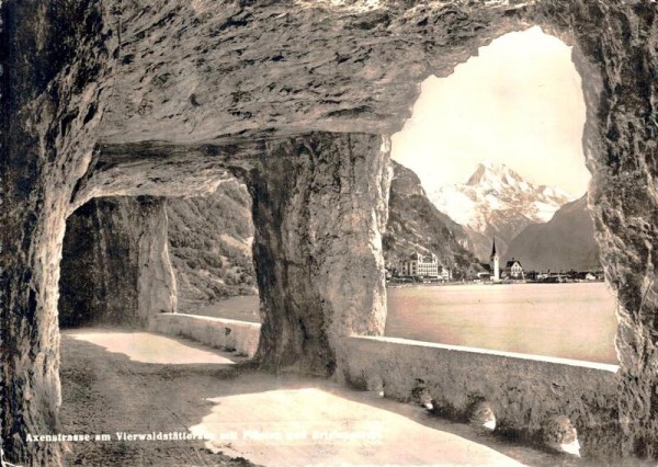 Axenstrasse am Vierwaldstättersees mit Pilatus und Bristenstock Vorderseite