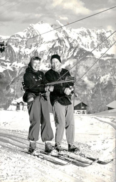 Paar auf dem Skilift Vorderseite