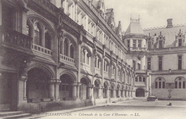 Pierrefonds, Calonnade de la Cour d'Honneur