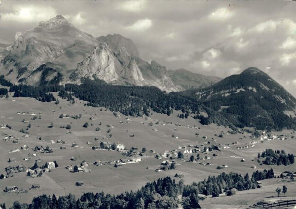 Wildhaus, Obertoggenburg. Blick zum Schafberg, Moor, Kraialfirst, Gulmen und Gatterifirst Vorderseite