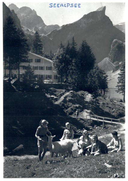 Im Alpstein, Berggasthaus Seealpsee mit Rossmad u. Altmann Vorderseite