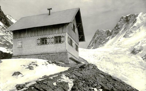 Strahlegghütte mit Finsteraarhorn und Agassizhorn Vorderseite