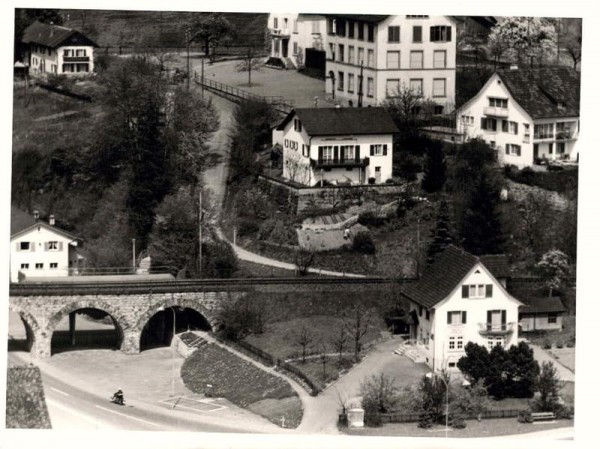 8714 Hombrechtikon ZH, Postweg 2, Feldbachstrasse/ Eggrüti 2 -Schule Feldbach/ Liebenfelsweg 2,4 Vorderseite