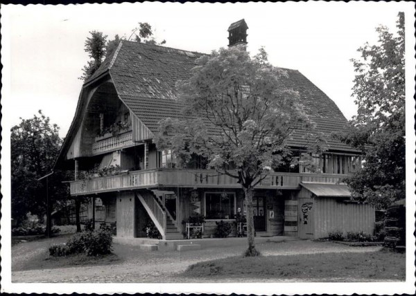 unbekanntes Haus mit Laden Vorderseite