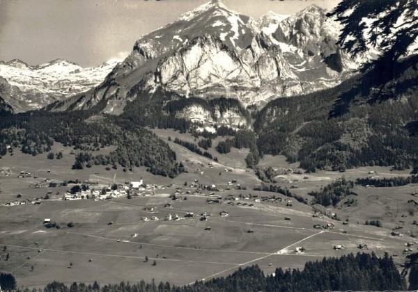 Wildhaus mit Säntisgruppe. Obertoggenburg. Vorderseite