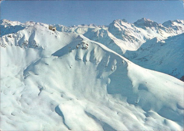 Davos, Jakobshorn. Skigebiet und Berghotel Jakobshorn. Blick gegen Piz Kesch und Hoch-Ducan