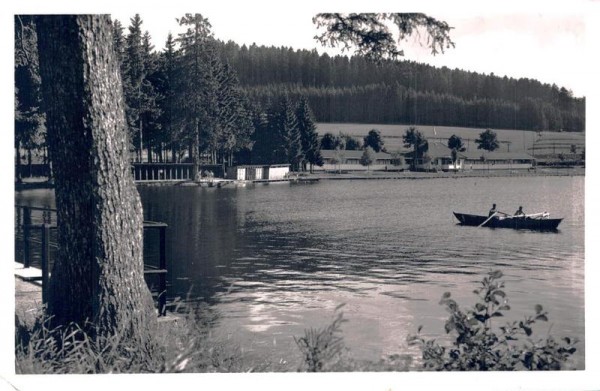 St. Georgen im Schwarzwald, Höhenluftkurort und Wintersportplatz. Klostersee mit Strandbad Vorderseite