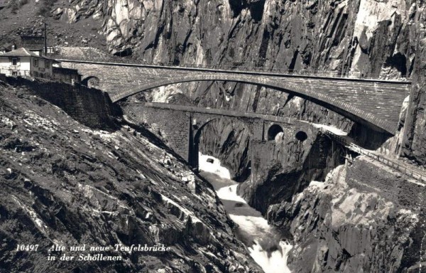 Alte und neue Teufelsbrücke in der Schöllenen Vorderseite