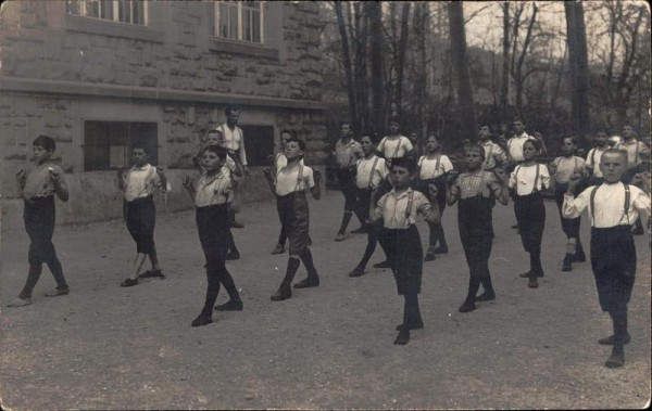 Kadetten vor Schulhaus Bürgli St. Gallen Vorderseite
