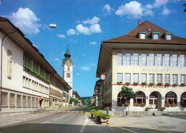 Huttwil Das Blumenstädtchen im Emmental Marktgasse mit Kirchgemeindehaus und Stadthaus
