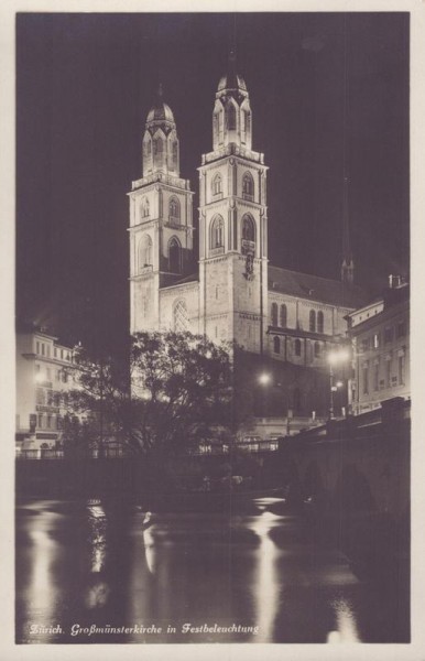 Zürich, Grossmünsterkirche in Festbeleuchtung Vorderseite