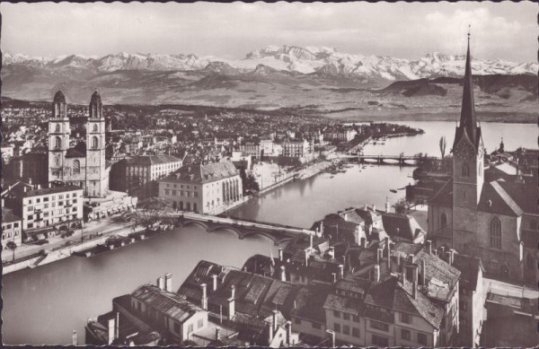 Zürich und die Alpen mit Grossmünster und Fraumünster