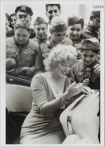 Marilyn Monroe mit Pfadfinder - Photo: Sam Shaw