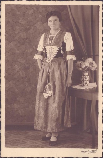 Trachtenfrau, Photo Gustaedt Luzern Vorderseite