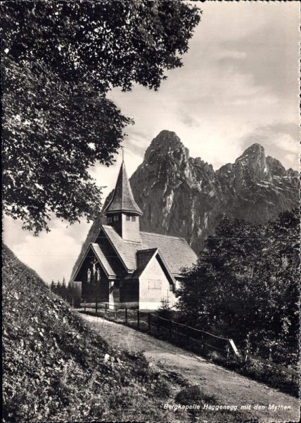 Bergkapelle Haggenegg mit den Mythen Vorderseite