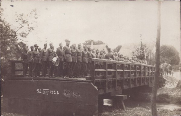 Soldaten auf der fertig gestellten Brücke