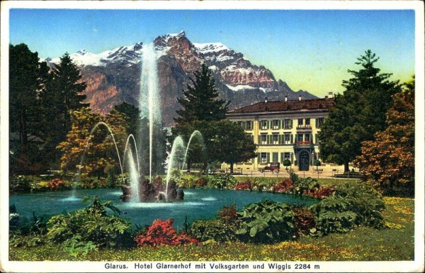 Glarus. Hotel Glarnerhof mit Volksgarten und Wiggis (2284 m) Vorderseite
