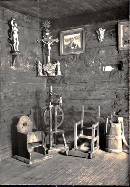 Bosco - Gurin. Alte Stube mit ''Seelenbalgge'' Vorderseite