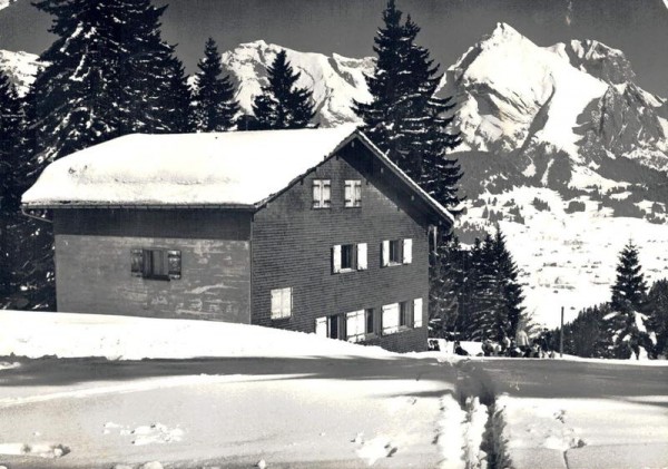 Wintersportgebiet Obertoggenburg. Winterthurerhütte mit Alpsteingruppe Säntis und Schafberg Vorderseite