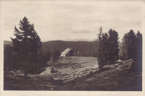 Brünnerhütte mit Totes Gebirge (2515 m ü. A.)
