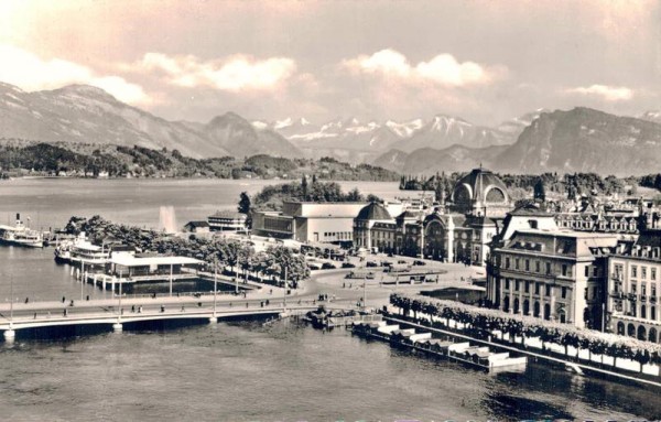 Luzern. Seebrücke, Bahnhof, Kongresshaus und die Alpen Vorderseite