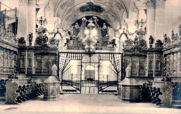 Rheinau, geschnitzte Chorstühle in der Klosterkirche Vorderseite