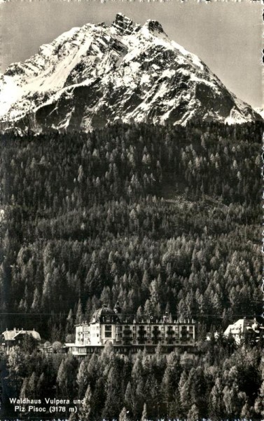 Waldhaus Vulpera und Piz Pisoc Vorderseite
