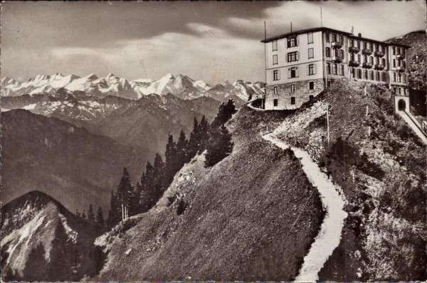 Hotel Stanserhorn mit Berneralpen Vorderseite